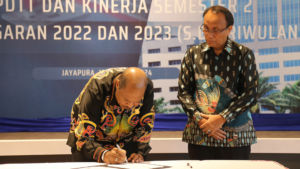 Penandatangan Berita Acara Serah Terima oleh Wakil Ketua III DPR Papua